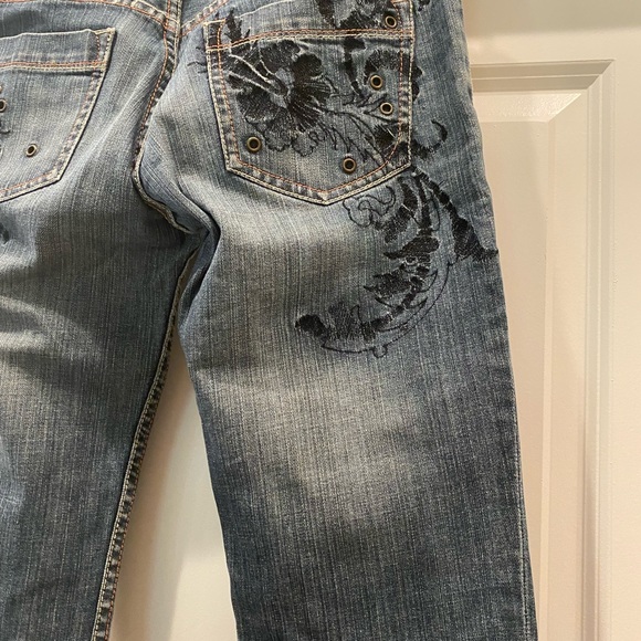 French Connection Vintage Jeans w/back pocket embroidery. - Picture 3 of 4